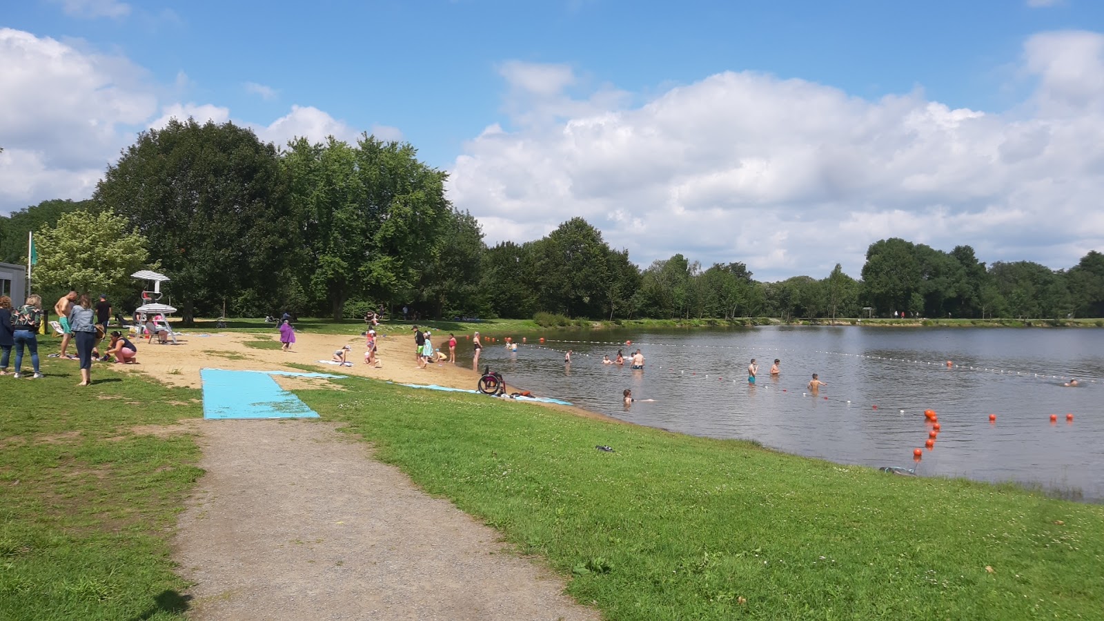Foto di Plage de la Boulogne con una superficie del sabbia beige