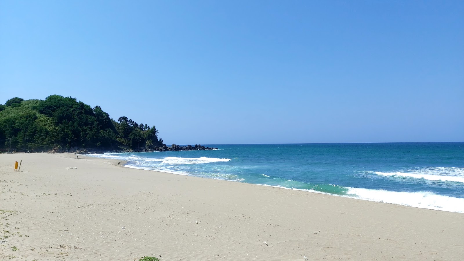 Foto van Deoksan Beach met helder zand oppervlakte