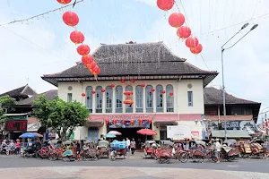 Tugu Jam Pasar Gede image