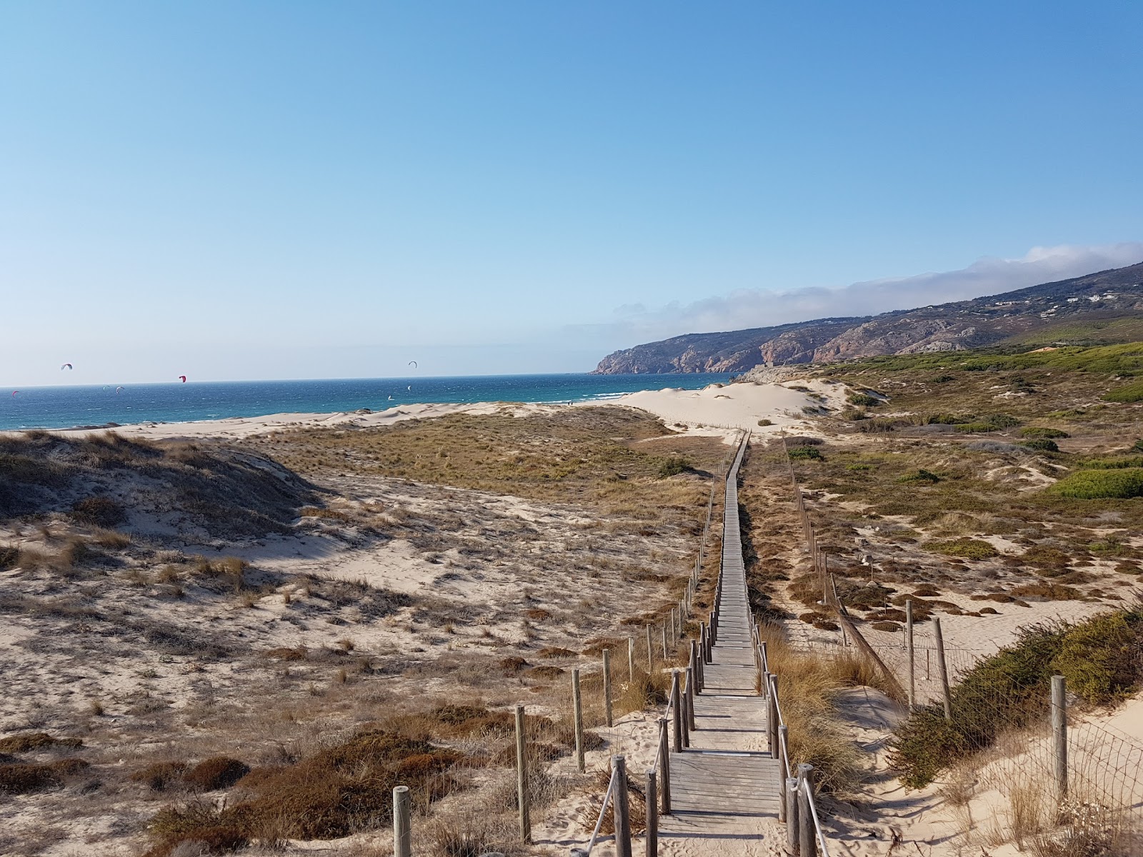 Foto af Guincho Beach omgivet af bjerge