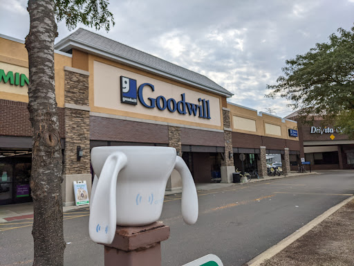 Goodwill Store & Donation Center in Evanston, 1916B Dempster St, Evanston, IL 60202, USA, 