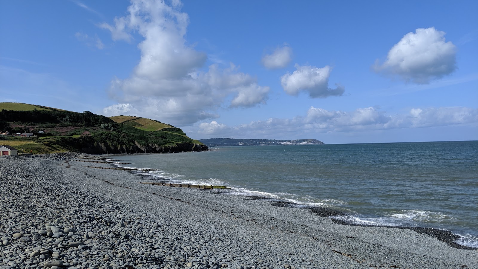 Foto van Aberaeron Strand met recht en lang