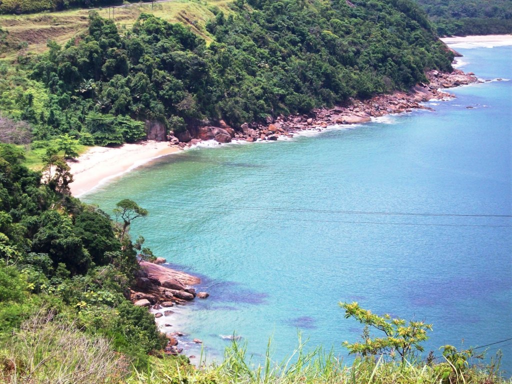 Foto de Praia do Meio com areia brilhante superfície