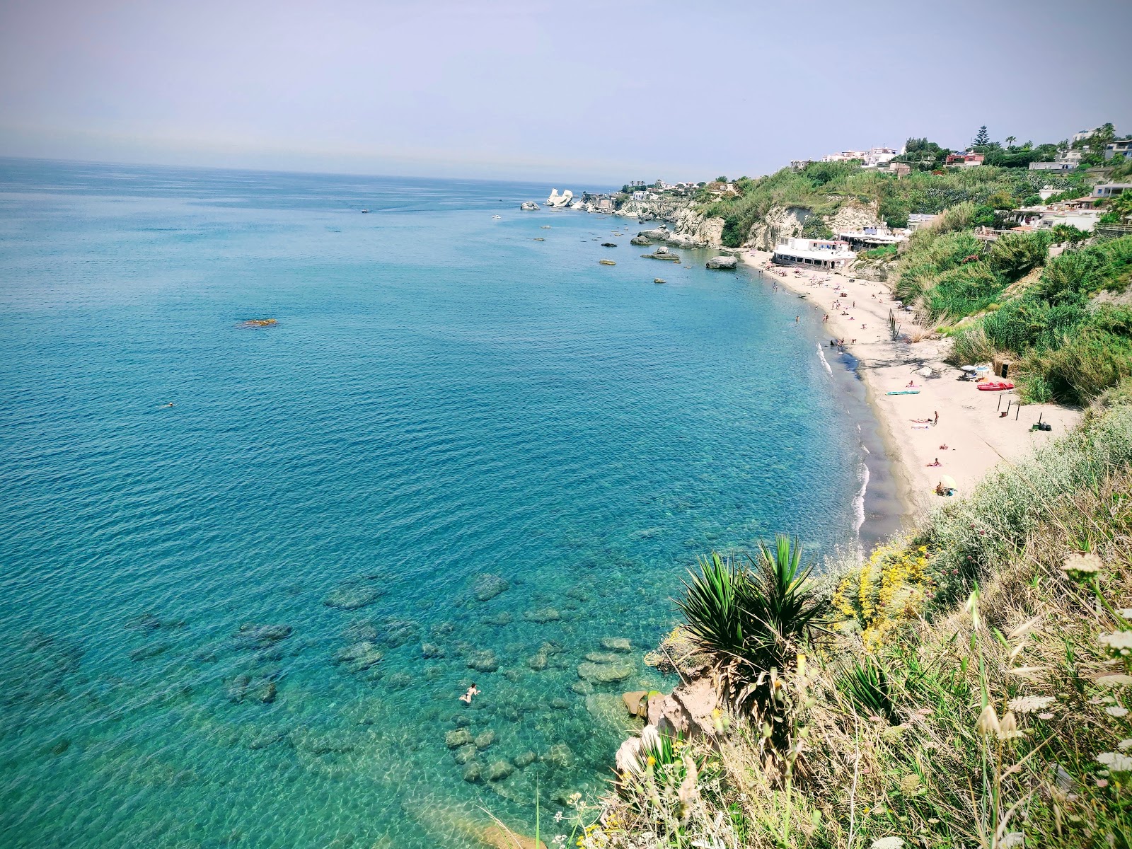 Foto von Spiaggia Cava Dell'Isola mit beiger sand Oberfläche