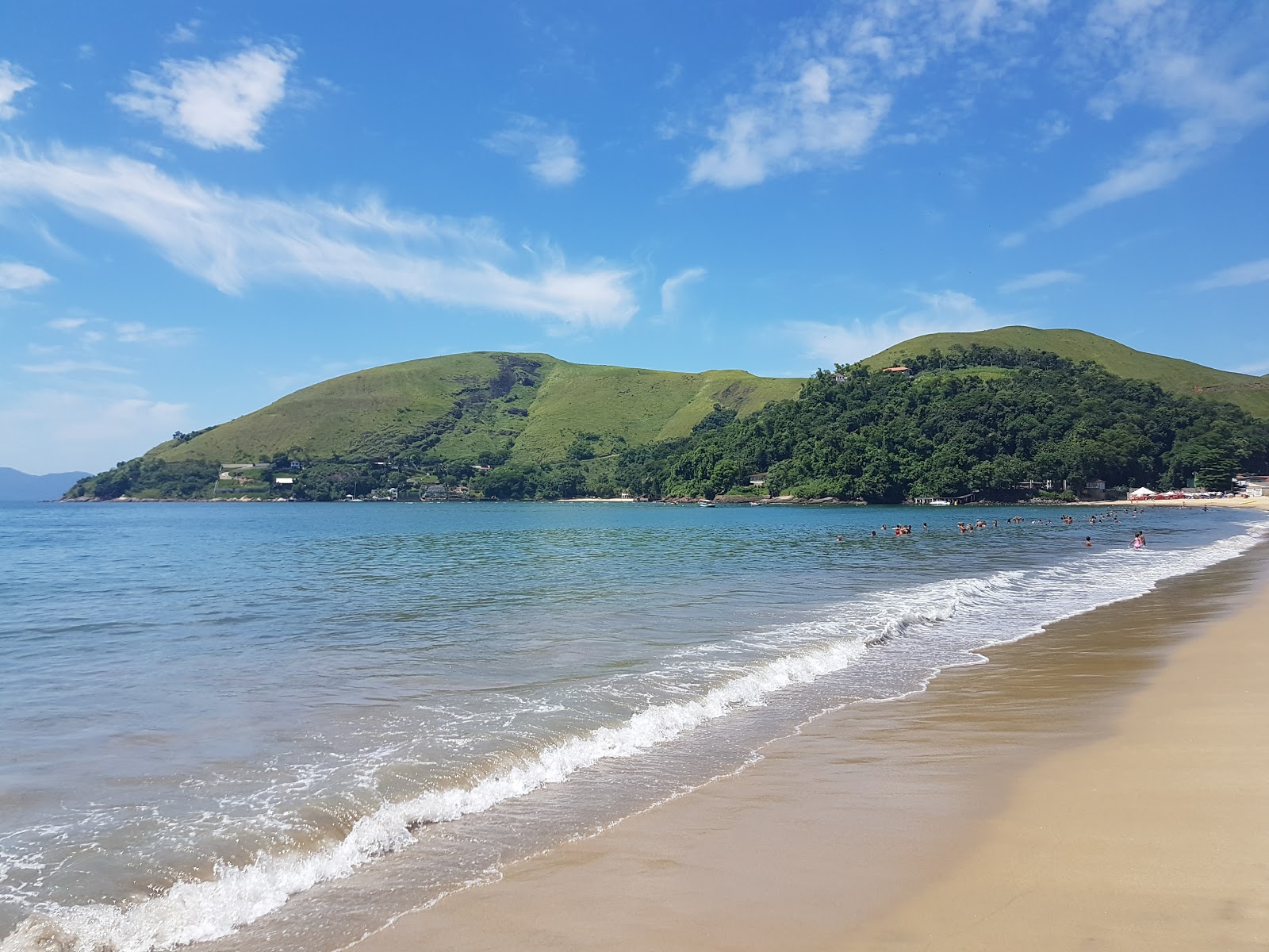 Foto von Garatucaia Strand mit geräumige bucht