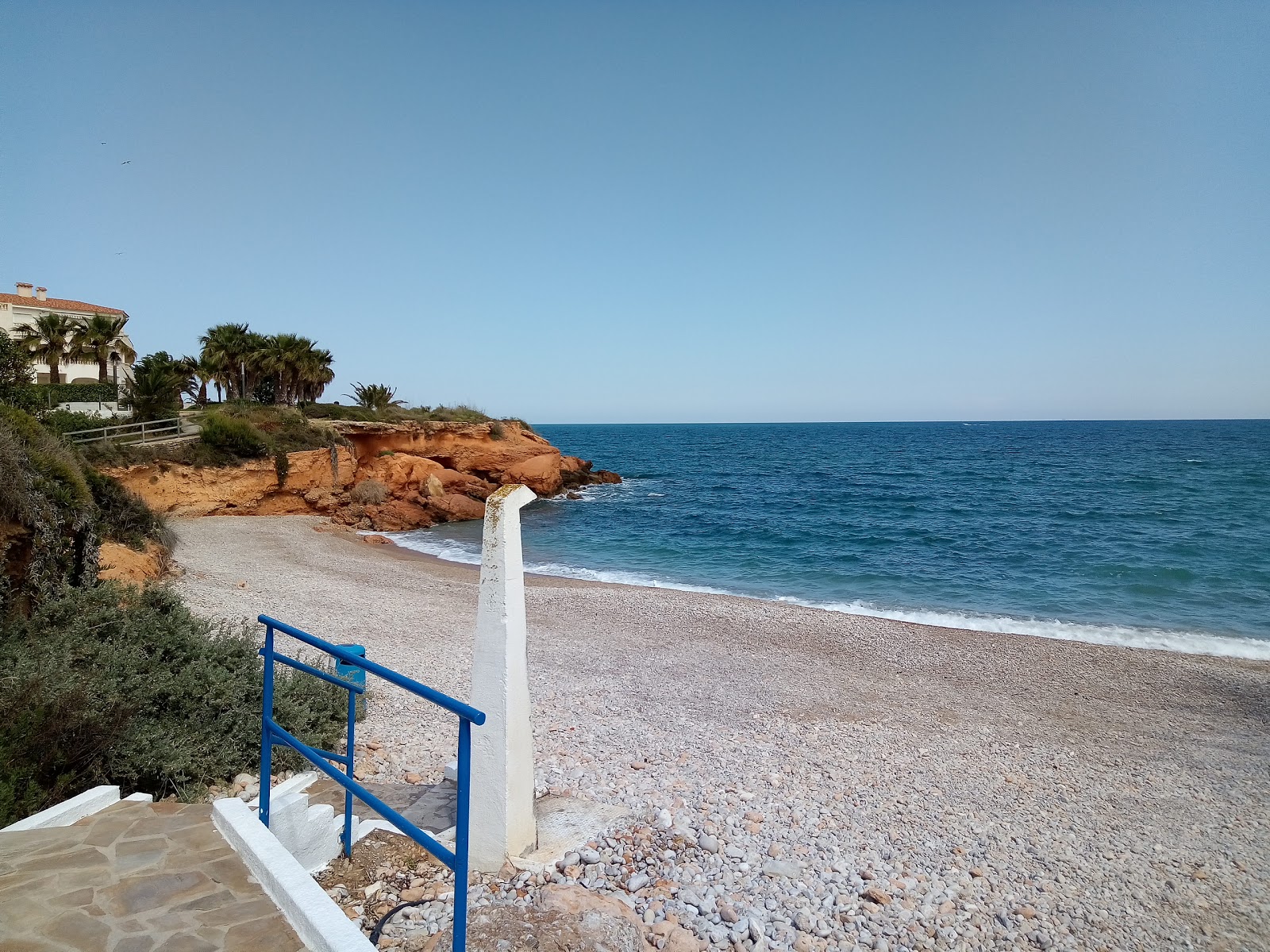 Foto di Cala del Saldonar con una superficie del piccoli ciottoli grigi