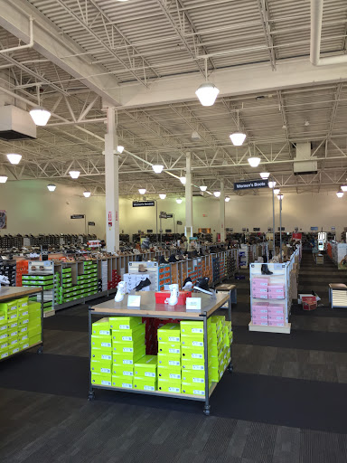 Shoe Store «DSW Designer Shoe Warehouse», reviews and photos, 4039 Richmond Rd, Warrensville Heights, OH 44122, USA
