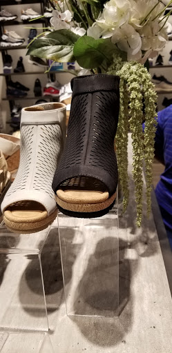 Shoe Store «SKECHERS Retail», reviews and photos, 19575 Biscayne Blvd #1323, Aventura, FL 33180, USA