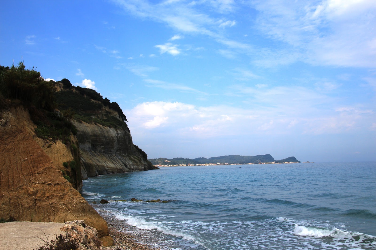 Foto av Gialos beach och dess vackra landskap