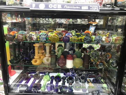 Tobacco Shop «The Hub Smoke Shop & Gifts», reviews and photos, 6410 N Oak Trafficway, Kansas City, MO 64118, USA