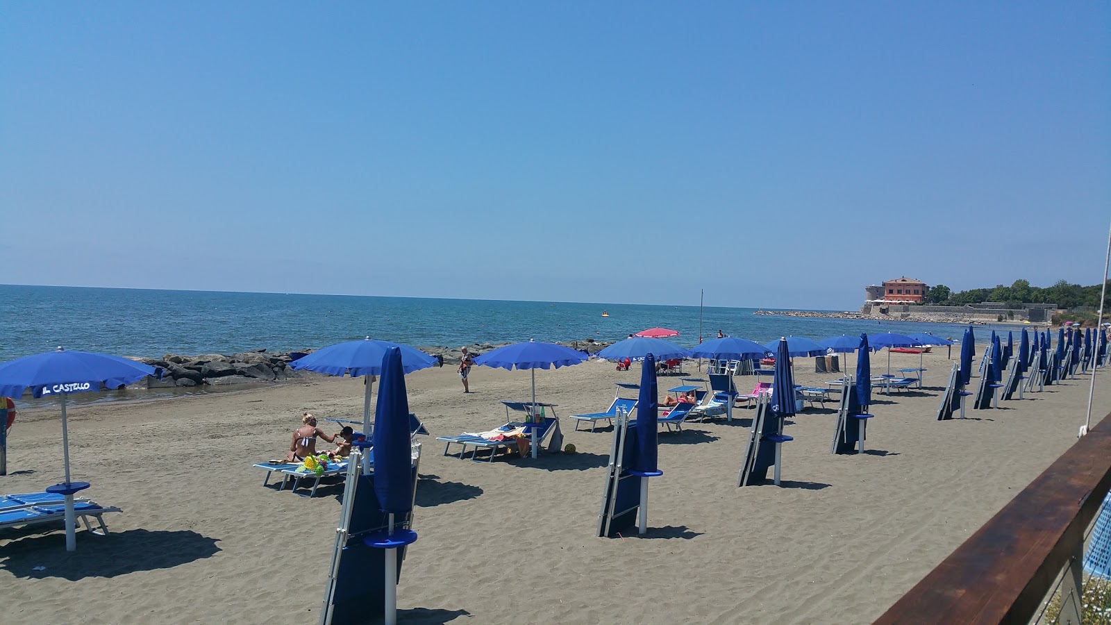 Photo de Il Castello beach avec un niveau de propreté de partiellement propre