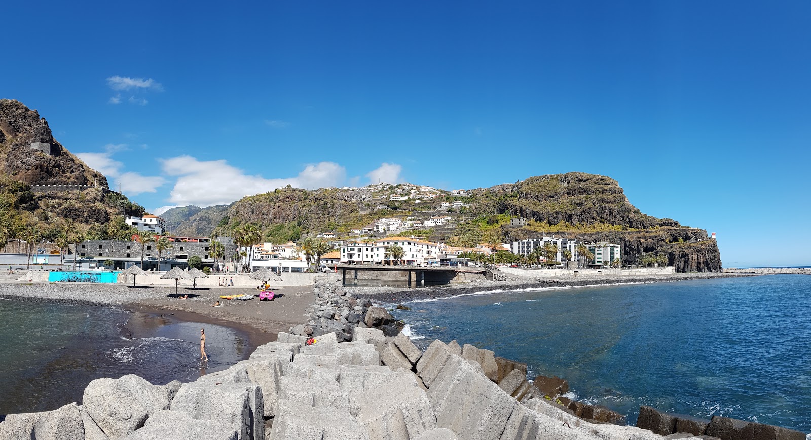 Praia Da Ribeira Brava'in fotoğrafı - rahatlamayı sevenler arasında popüler bir yer