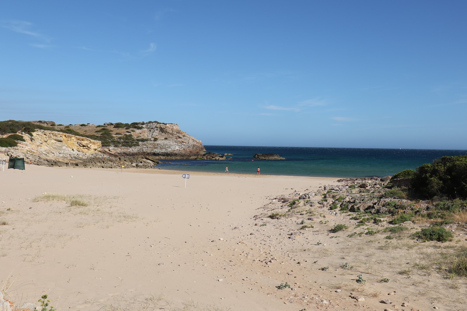 Foto di Praia da Ingrina sorretto da scogliere