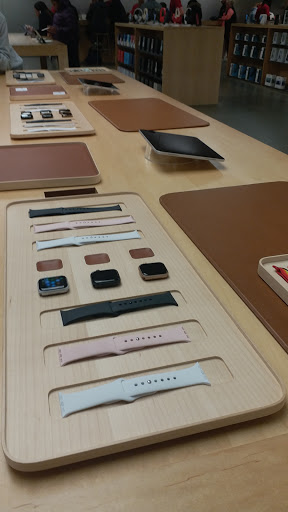 Computer Store «Apple Suburban Square», reviews and photos, 61 Saint James Pl, Ardmore, PA 19003, USA