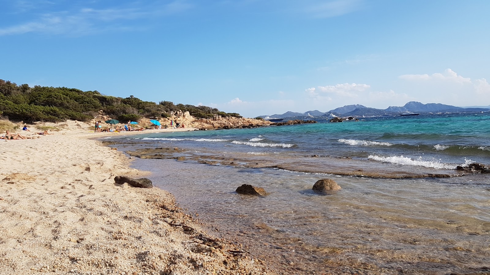 Spiaggia di Capriccioli (ovest)'in fotoğrafı - Çocuklu aile gezginleri için önerilir