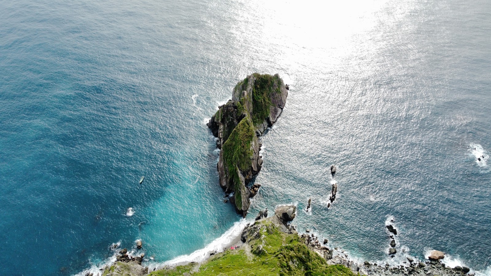 Photo de Plage de Wuyanjiao entouré de montagnes