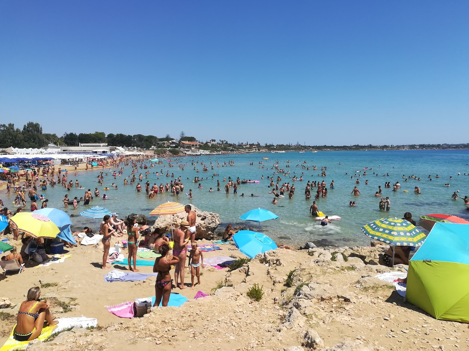 Arenella Plajı'in fotoğrafı - rahatlamayı sevenler arasında popüler bir yer