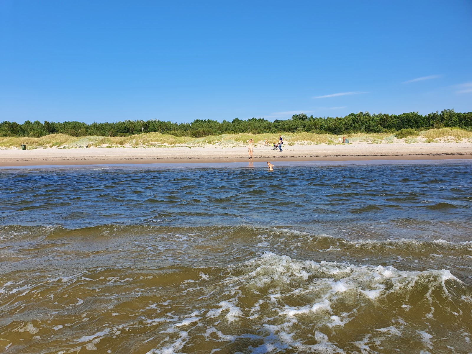 Foto af Liepajas nudistu pludmale med lang lige kyst
