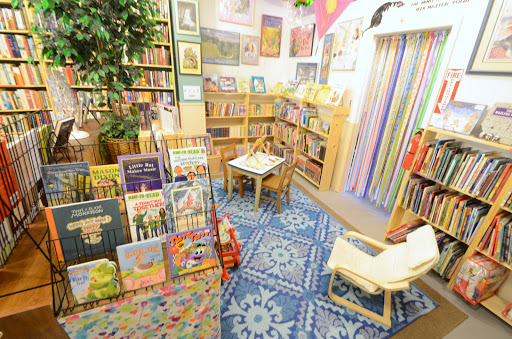 Used Book Store «The Looking Glass», reviews and photos, 823 S Oak Park Ave, Oak Park, IL 60304, USA