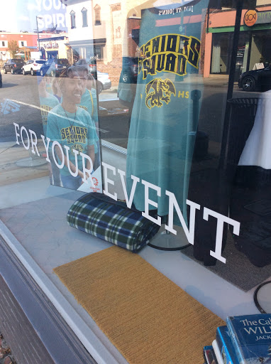 Custom T-shirt Store «CustomInk - Custom T-shirt Store - Richmond», reviews and photos, 3401 W Cary St, Richmond, VA 23221, USA