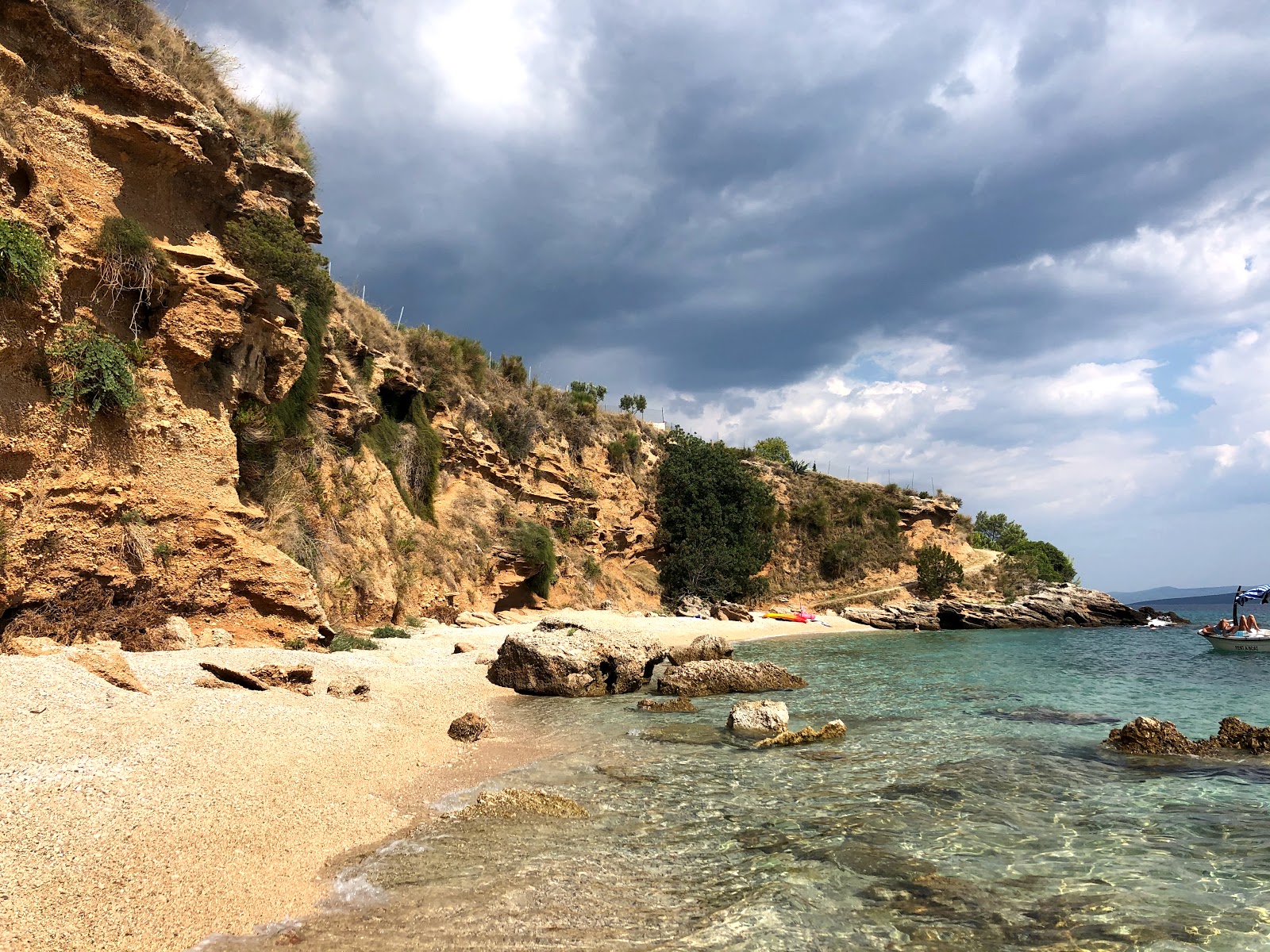 Foto van Veli Zagradac beach met kleine baai