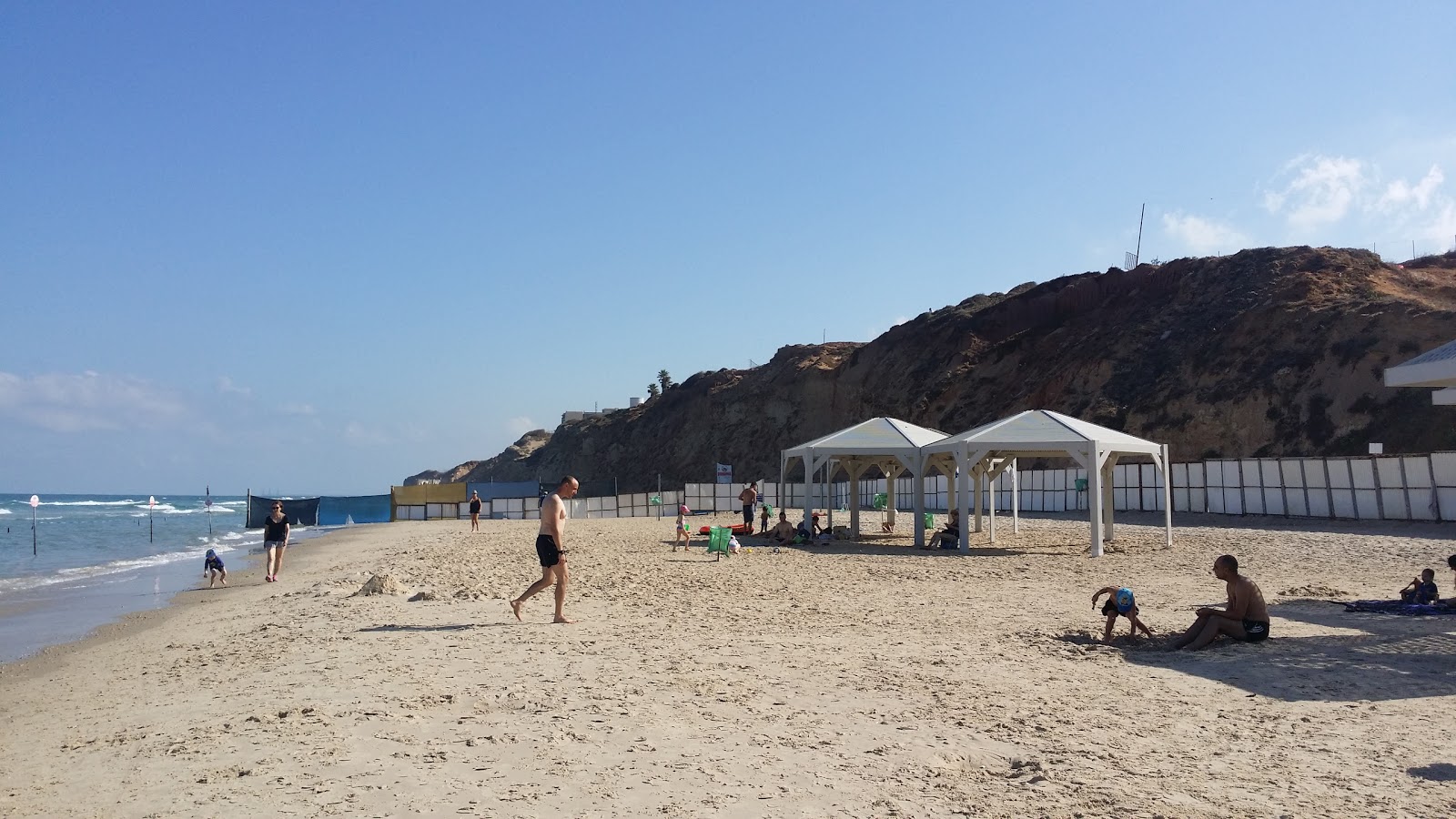 Foto van Kiryat Sanz beach met turquoise puur water oppervlakte