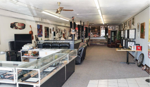 Tattoo Shop «Clover Tattoo & Body Piercing», reviews and photos, 6565 University Ave, Windsor Heights, IA 50324, USA