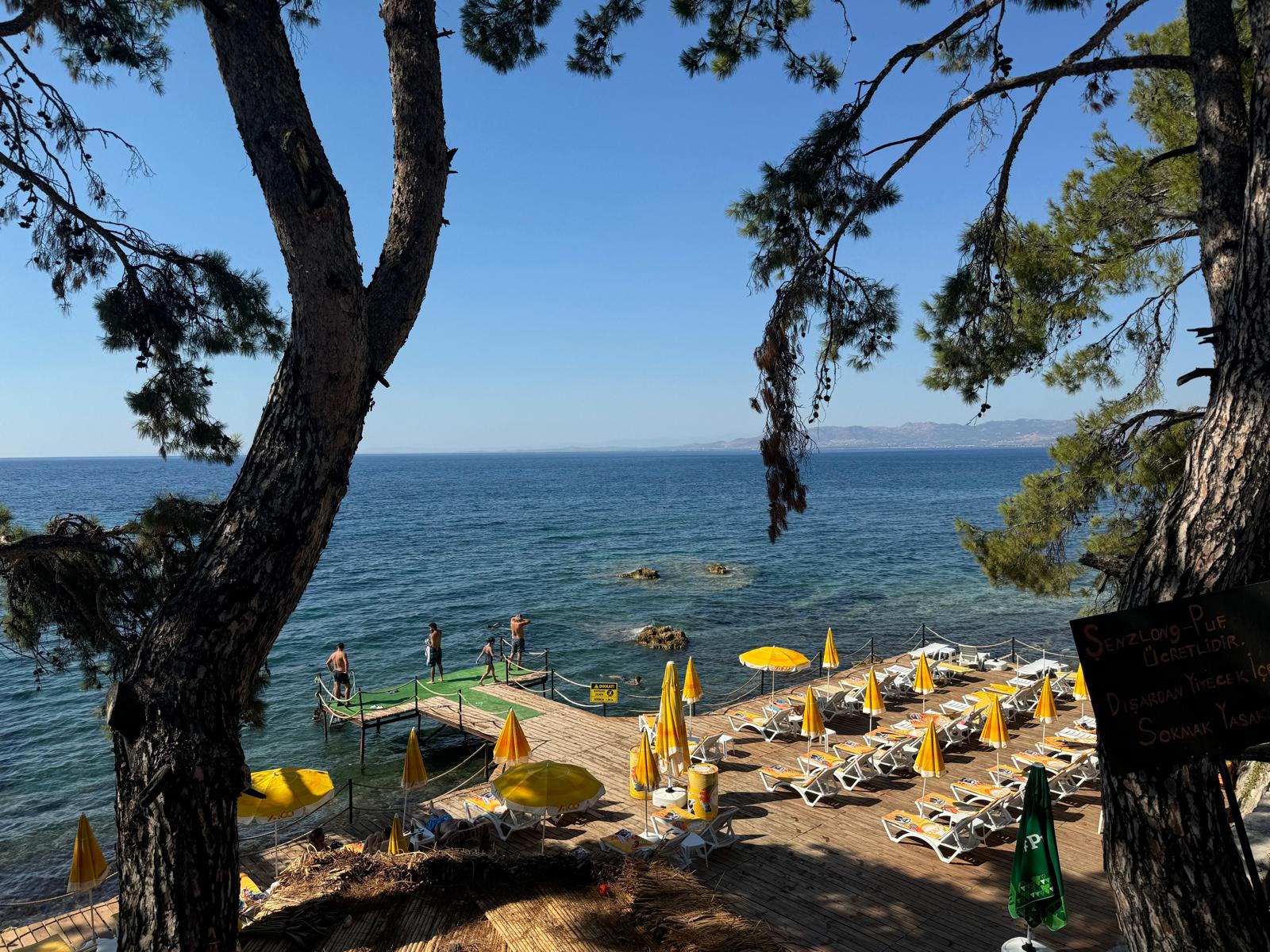 Foto di Cam Kamping Beach circondato da montagne