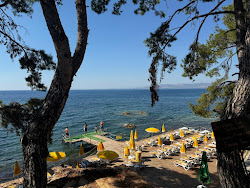 Foto di Cam Kamping Beach circondato da montagne