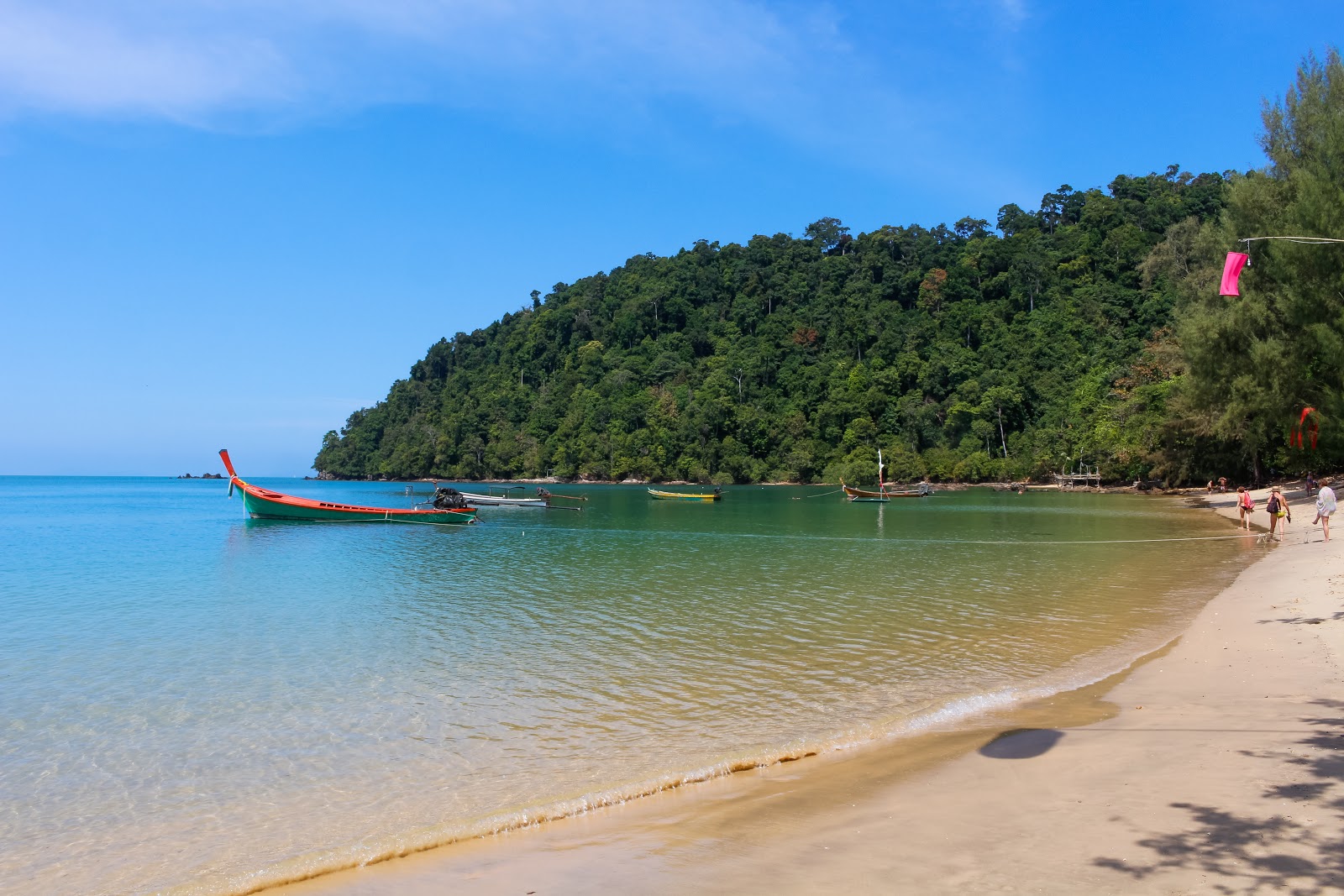 Foto von Ao Khao Kwai Beach mit beiger sand Oberfläche