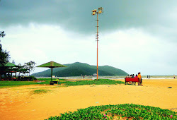 Foto van Karwar Beach ondersteund door kliffen