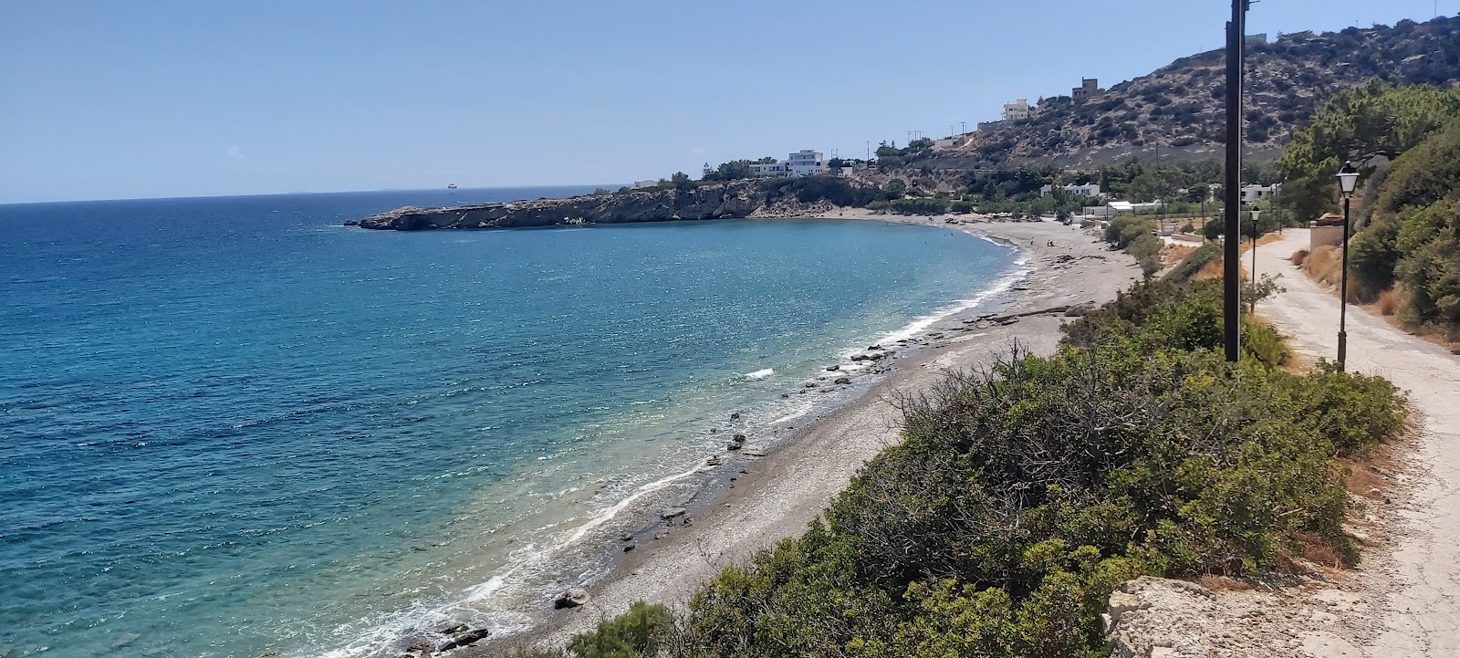 Foto de Kaki Skala beach apoiado por penhascos