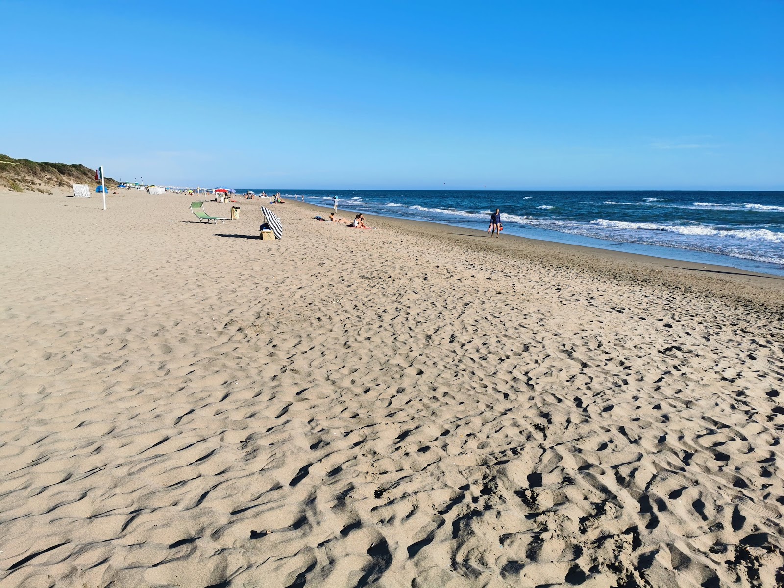 Valokuva Capocotta-rantaista. pinnalla turkoosi puhdas vesi:n kanssa