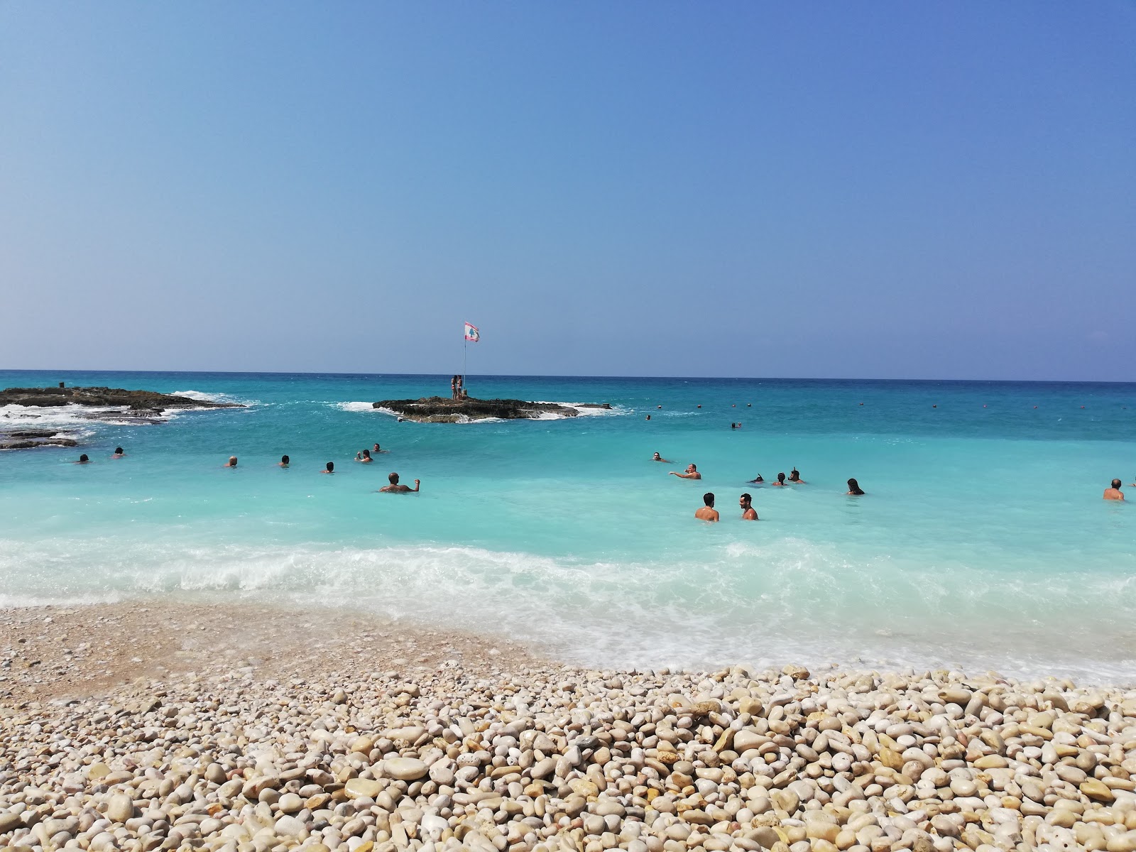 Foto av White Beach med turkos rent vatten yta