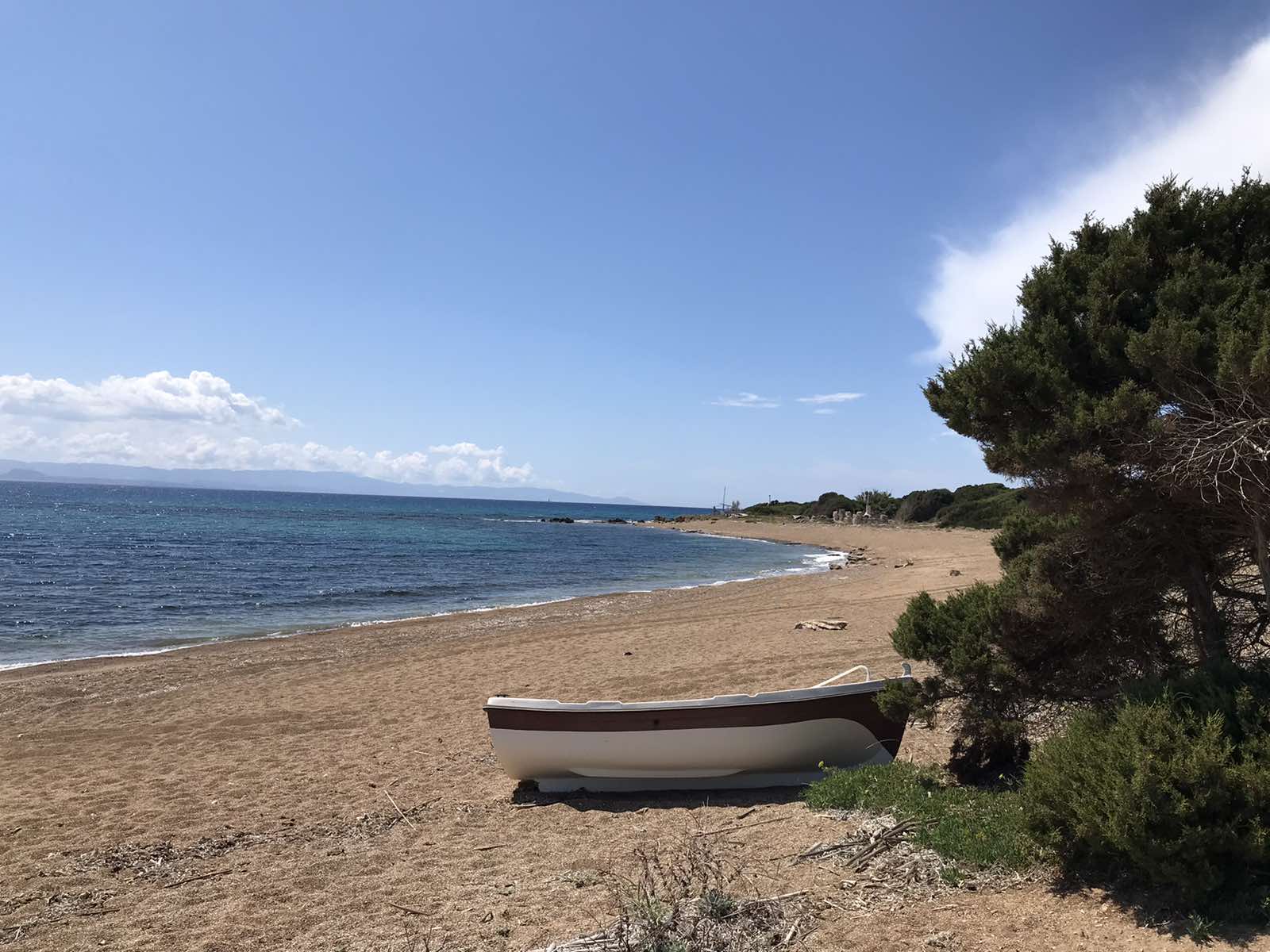 Foto di Akrotiri beach con una superficie del sabbia beige e ciottoli