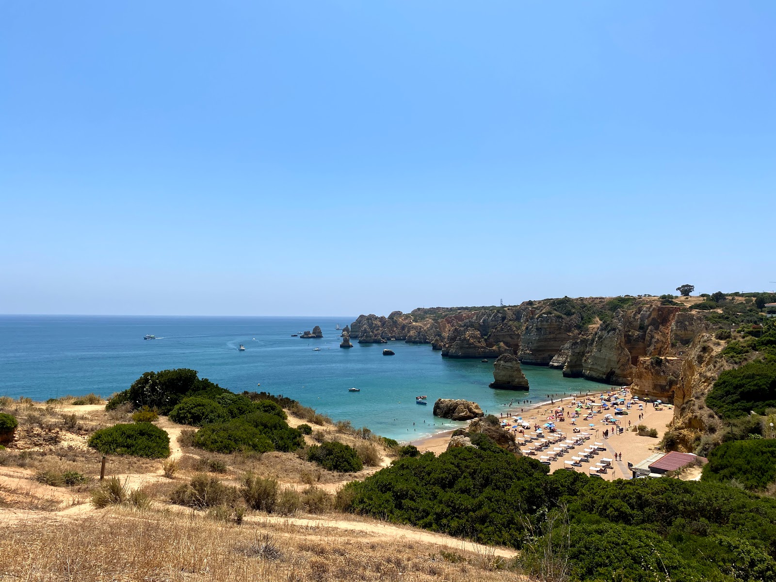 Foto von Praia de Dona Ana mit feiner brauner sand Oberfläche