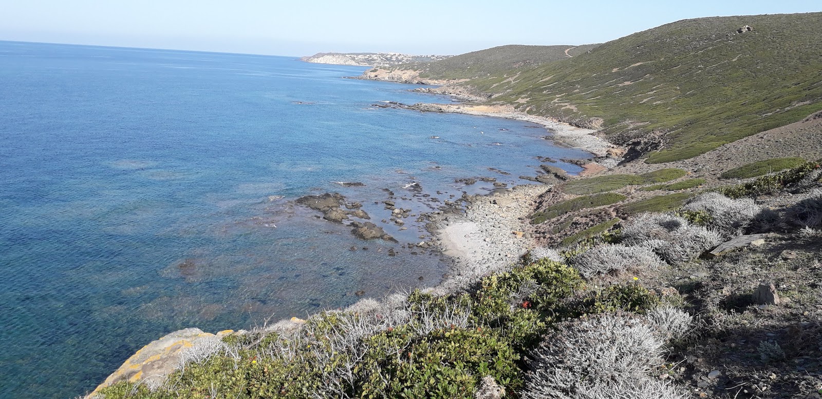 Foto von Babari Beach mit felsiges gelände Oberfläche