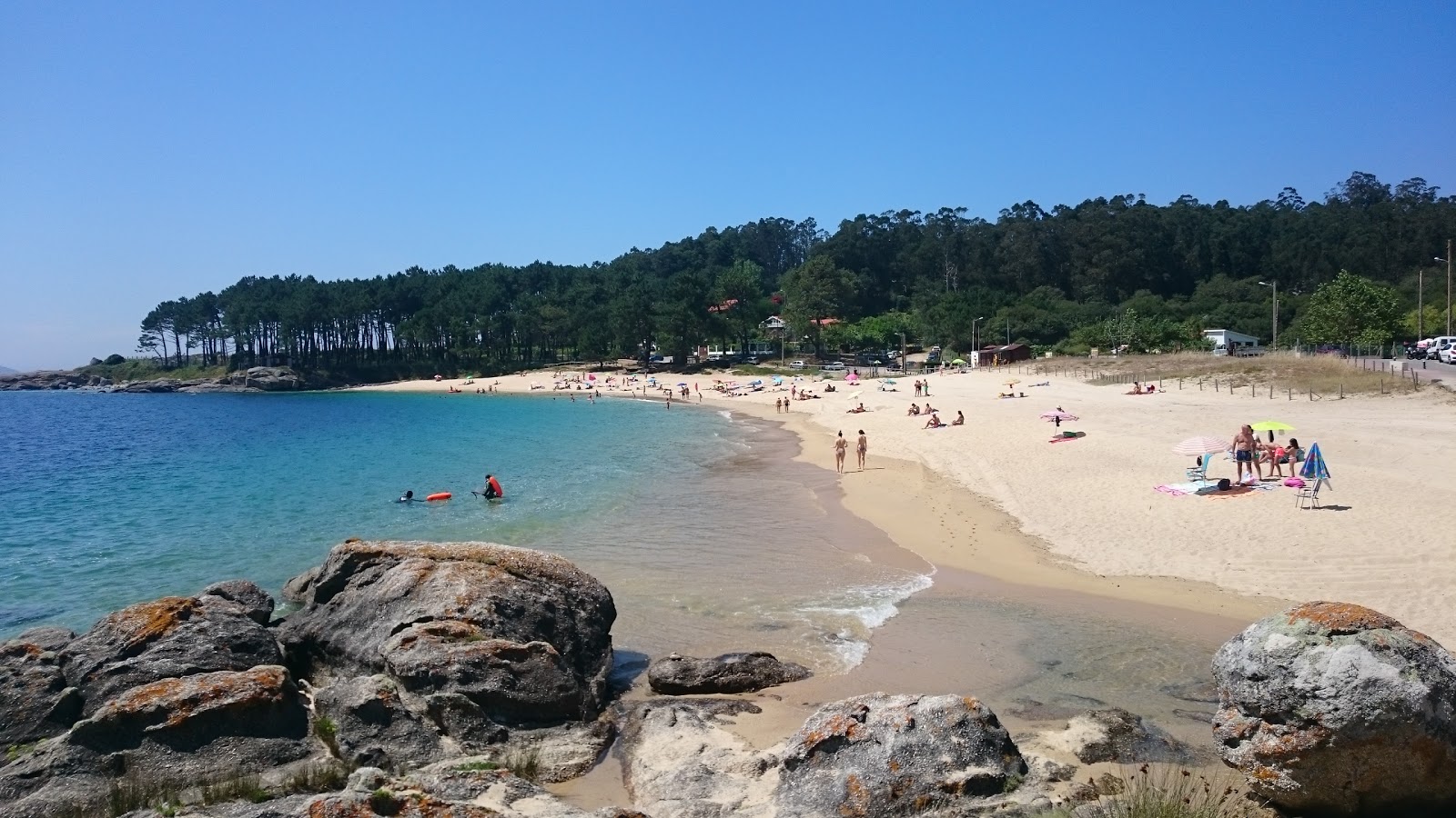 Φωτογραφία του Praia de Bon με φωτεινή άμμος επιφάνεια