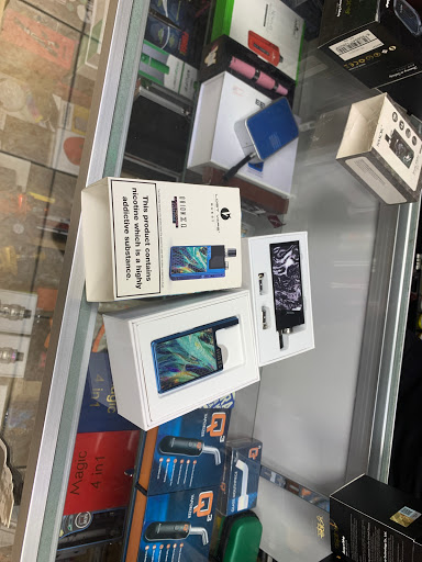 Tobacco Shop «18 Plus Vape & Shop», reviews and photos, 4037 Broadway, Kansas City, MO 64111, USA