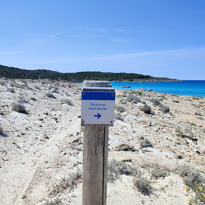 Source d'eau douce en bord de mer à Santo-Pietro-di-Tenda