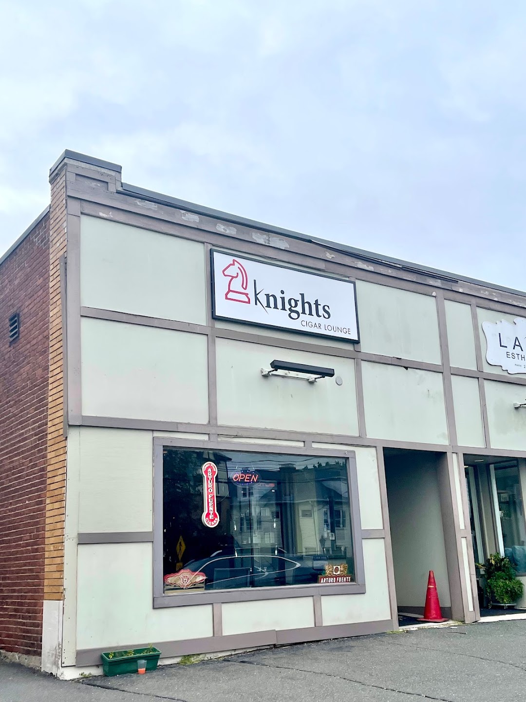 Knights Cigar Lounge