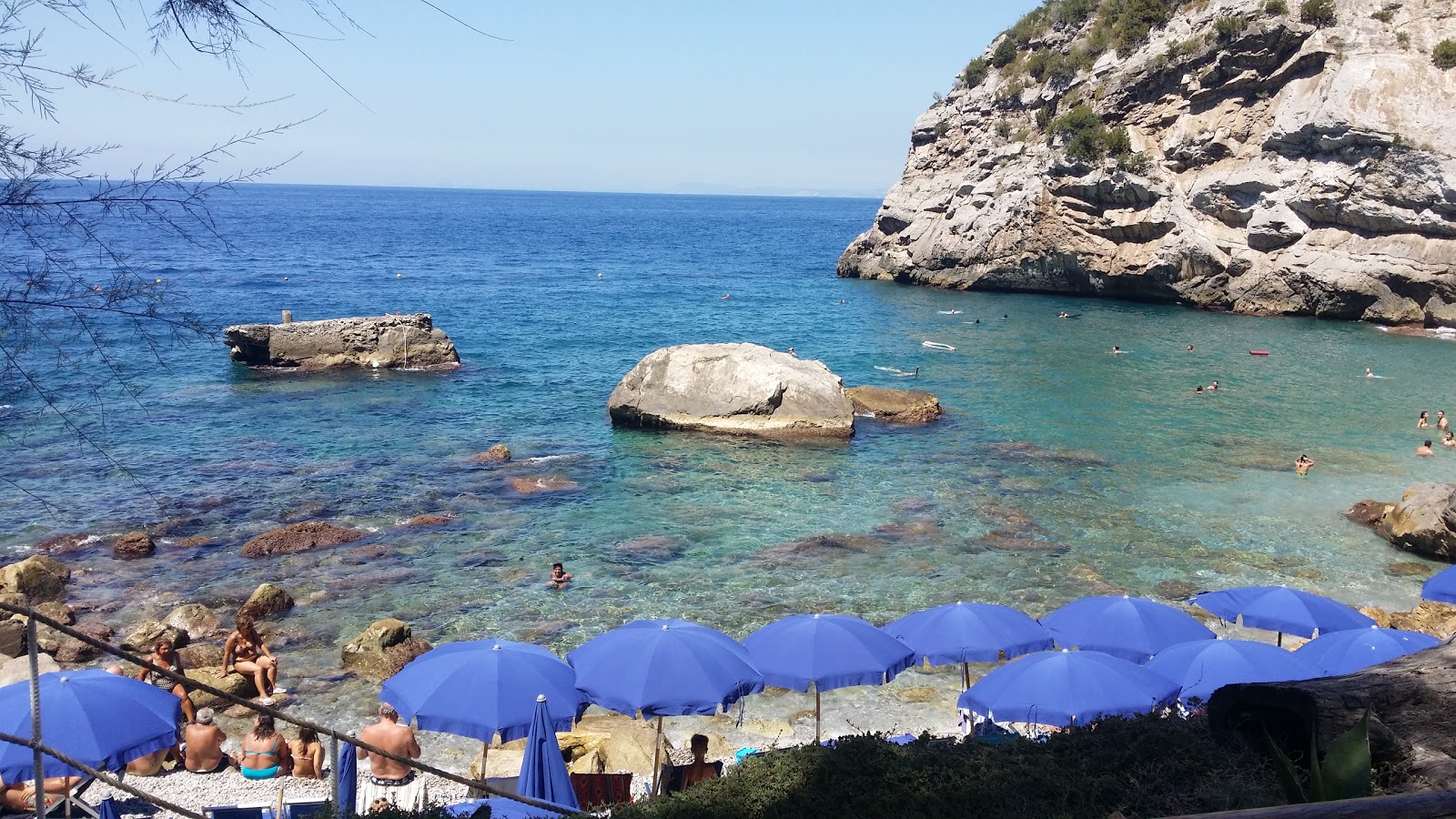 Fotografija Baia delle Sirene nahaja se v naravnem okolju