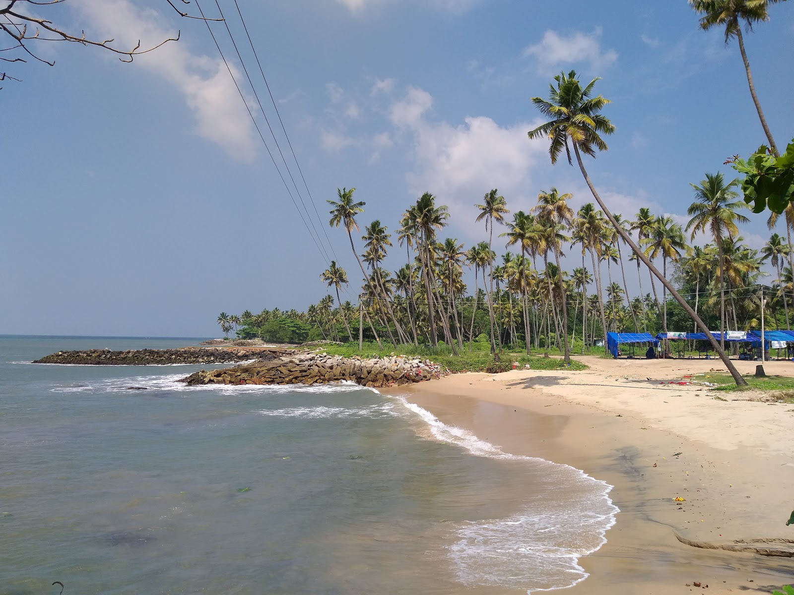 Foto van Thirumullavaram Beach met direct strand