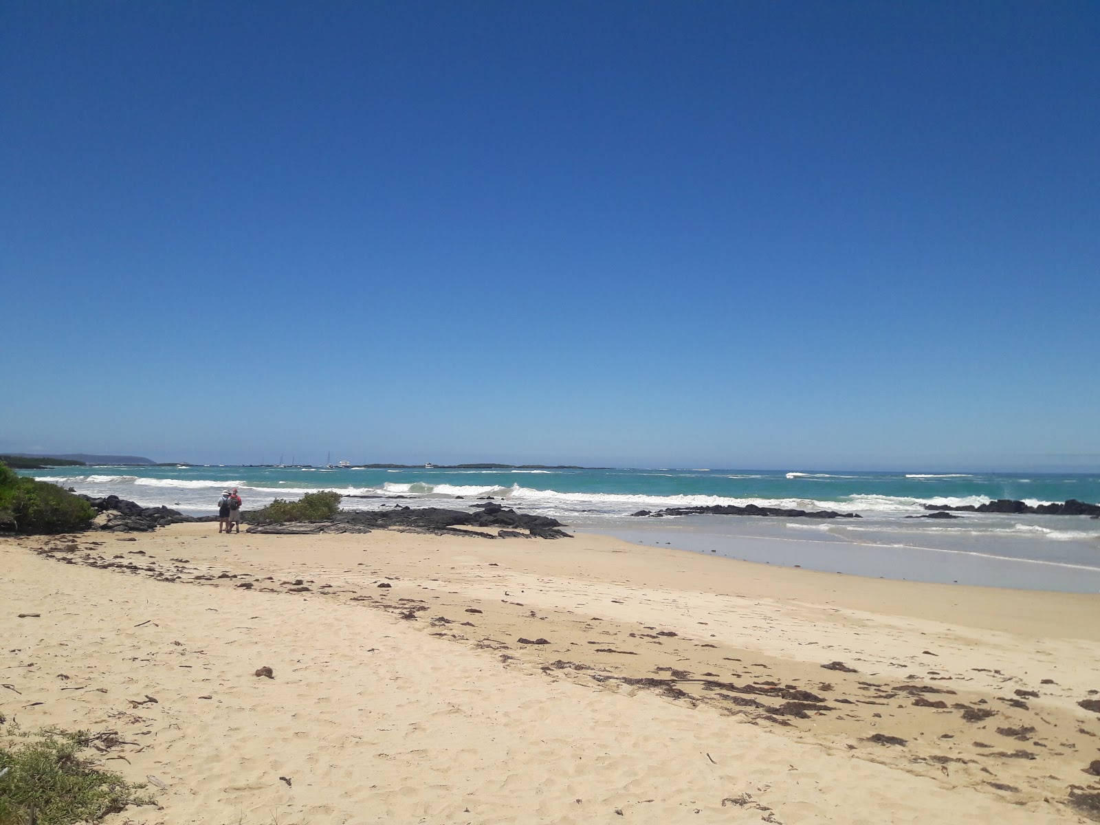 Foto di Puerto Villamil Beach con una superficie del sabbia fine e luminosa