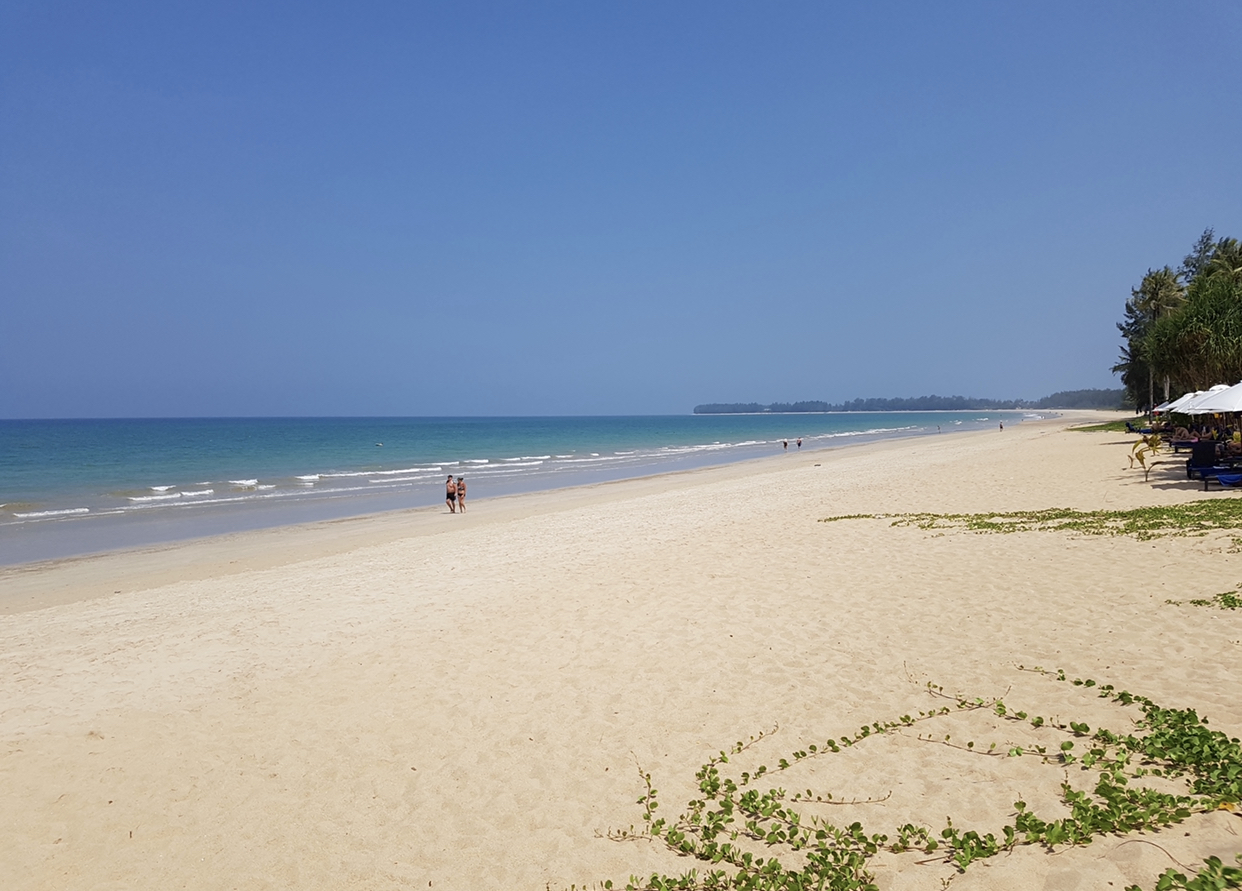 Zdjęcie Khuk Khak Beach z powierzchnią jasny, drobny piasek
