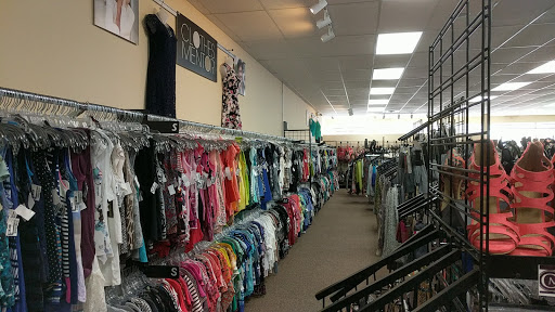 Used Clothing Store «Clothes Mentor Mayfield Heights», reviews and photos, 6145 Mayfield Rd, Cleveland, OH 44124, USA