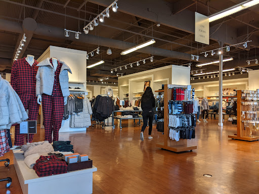 Clothing Store «Banana Republic Factory Store», reviews and photos, 681 Leavesley Rd, Gilroy, CA 95020, USA