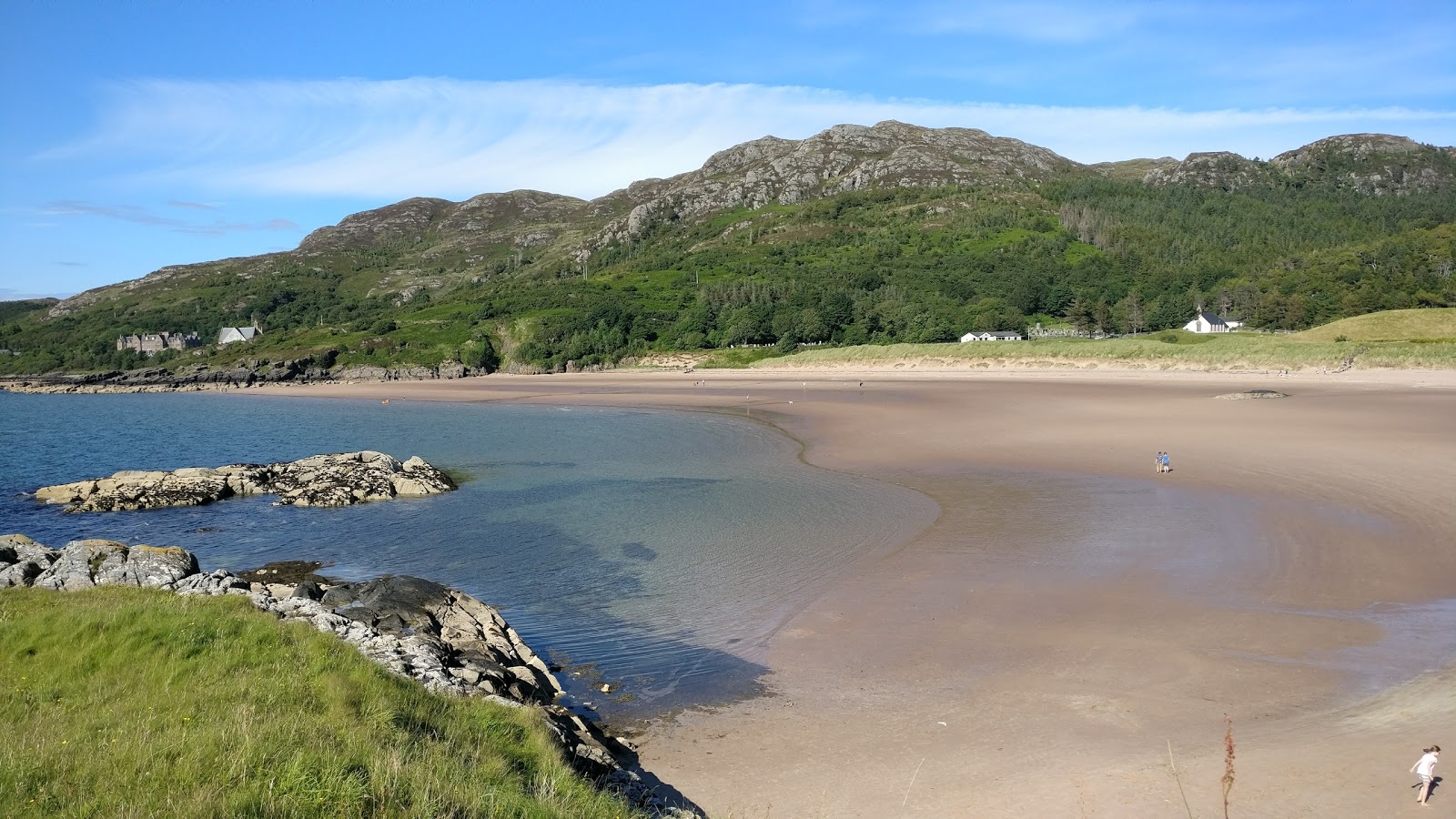 Foto di Gairloch Beach con una superficie del sabbia luminosa