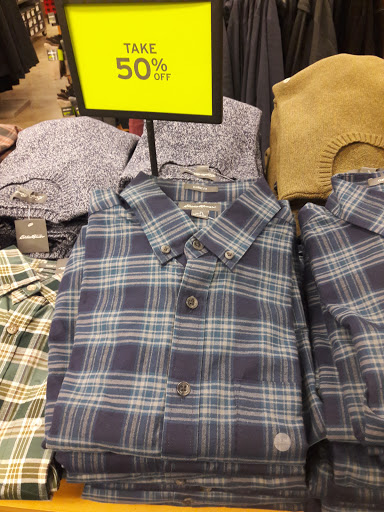 Clothing Store «Eddie Bauer Outlet», reviews and photos, 450 NW 257th Ave #200, Troutdale, OR 97060, USA