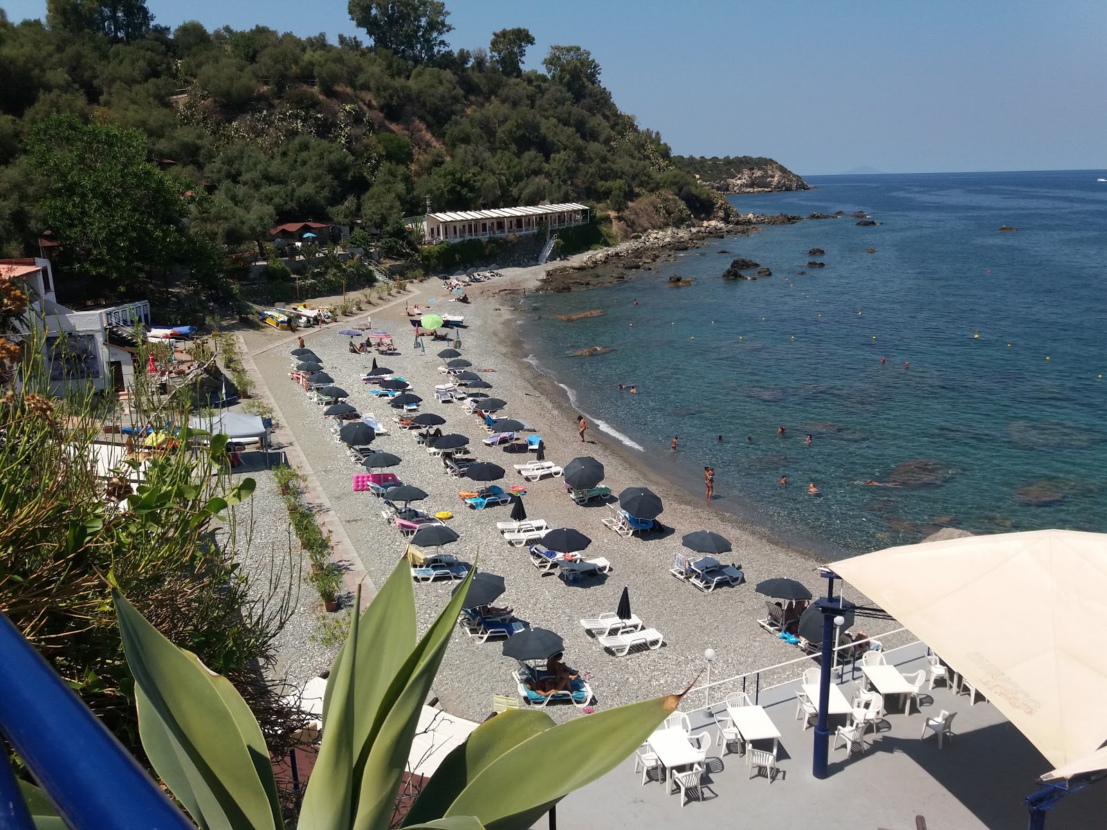 Foto di Spiaggia Brignulari con una superficie del ciottoli grigi